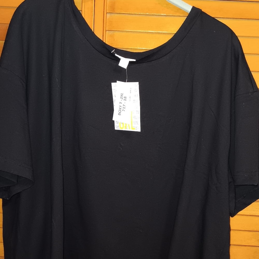 Lularoe BoxyT 3xl Black Rounded Neckline Perfect short sleeve length. 21 inches